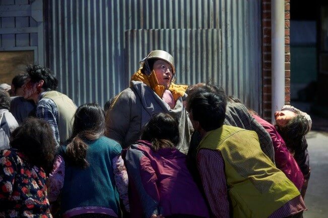 기묘한 가족 속 좀비들에게 둘러쌓인 장남 준걸