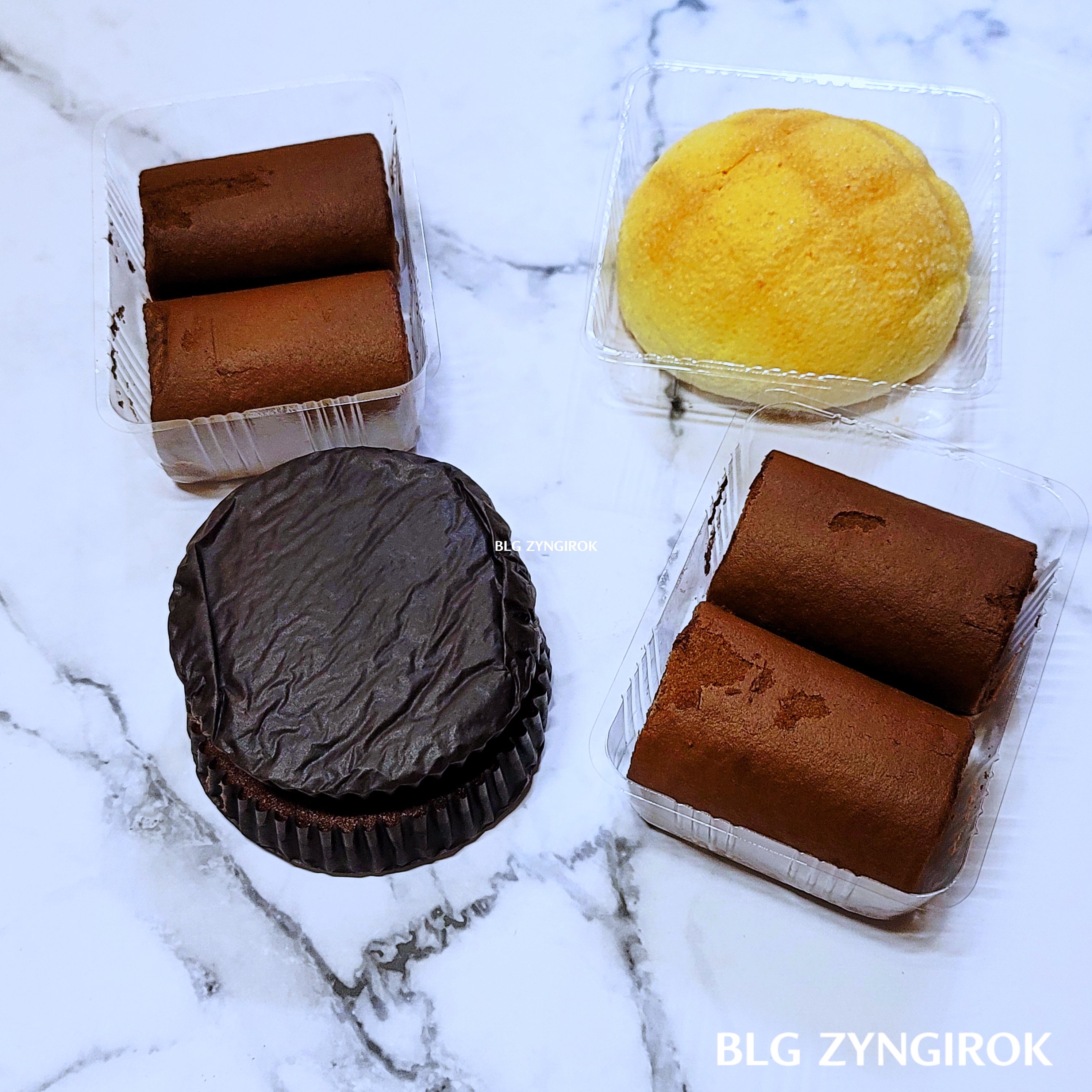 포장지를-벗겨놓은-빵들이다.