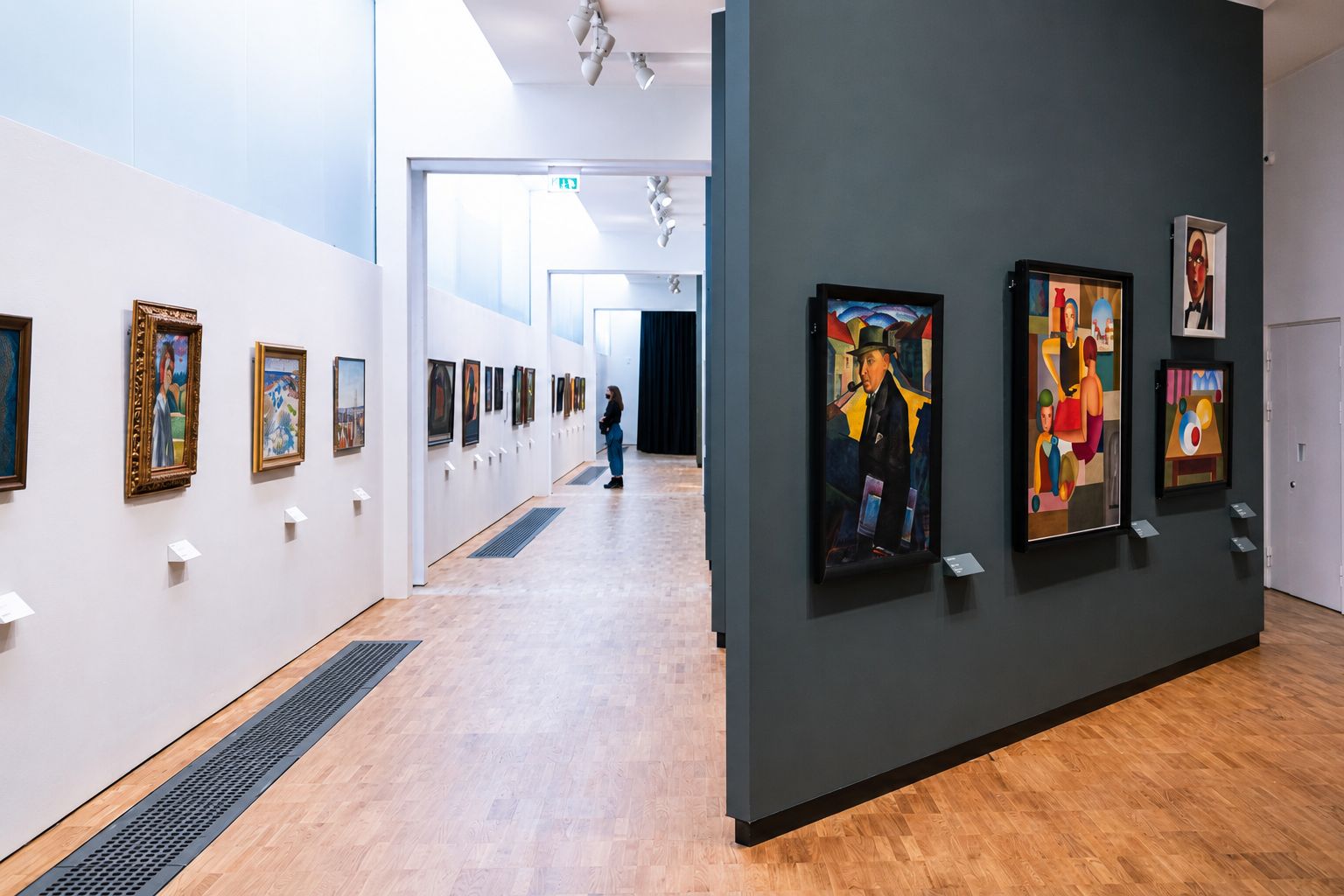 쿠무 미술관 3층 상설전 《Landscapes of Identity: Estonian Art 1700&ndash;1945》의 회화 작품들이 흰색과 짙은 회색 벽을 따라 전시된 공간을 참고해 재현한 이미지