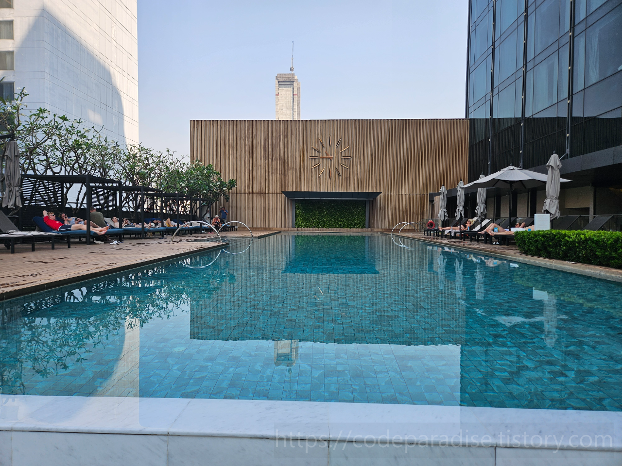 ํธํ
์ฌ์ง