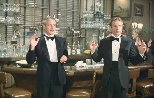 폴뉴먼과 로버트레드포드가 연미복을 입고 두손을 들고 있는 모습