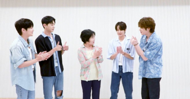 틴탑 71세 할머니와 같이 서있는 모습