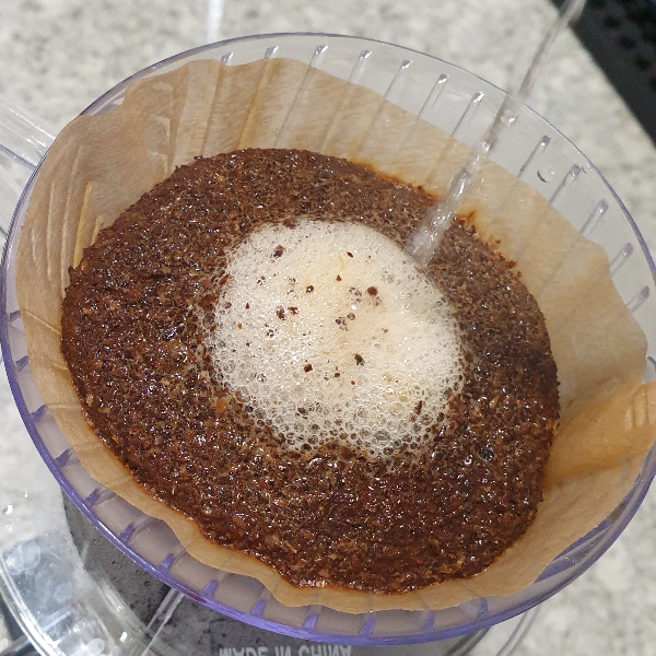 커피층을 부수지 않고 천천히 붓는 모습