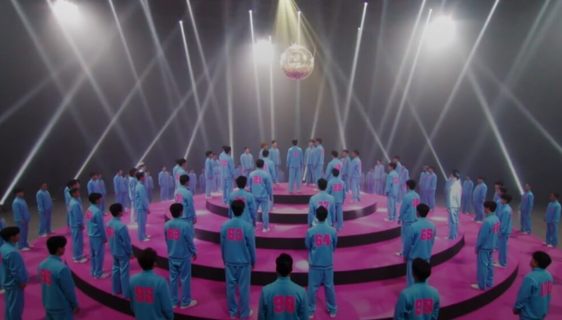 100인의 참가자가 가운데 상금 볼을 두고 빙 둘러서 서 있는 모습