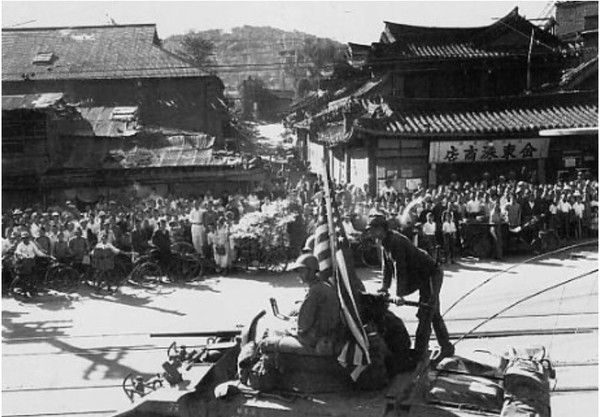 1947년 3월 제주경찰서 앞 기관총을 거치하고 시민진압 중인 경찰 출처 영암일보