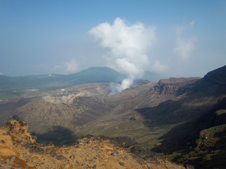 일본의 아소산 분화구의 사진