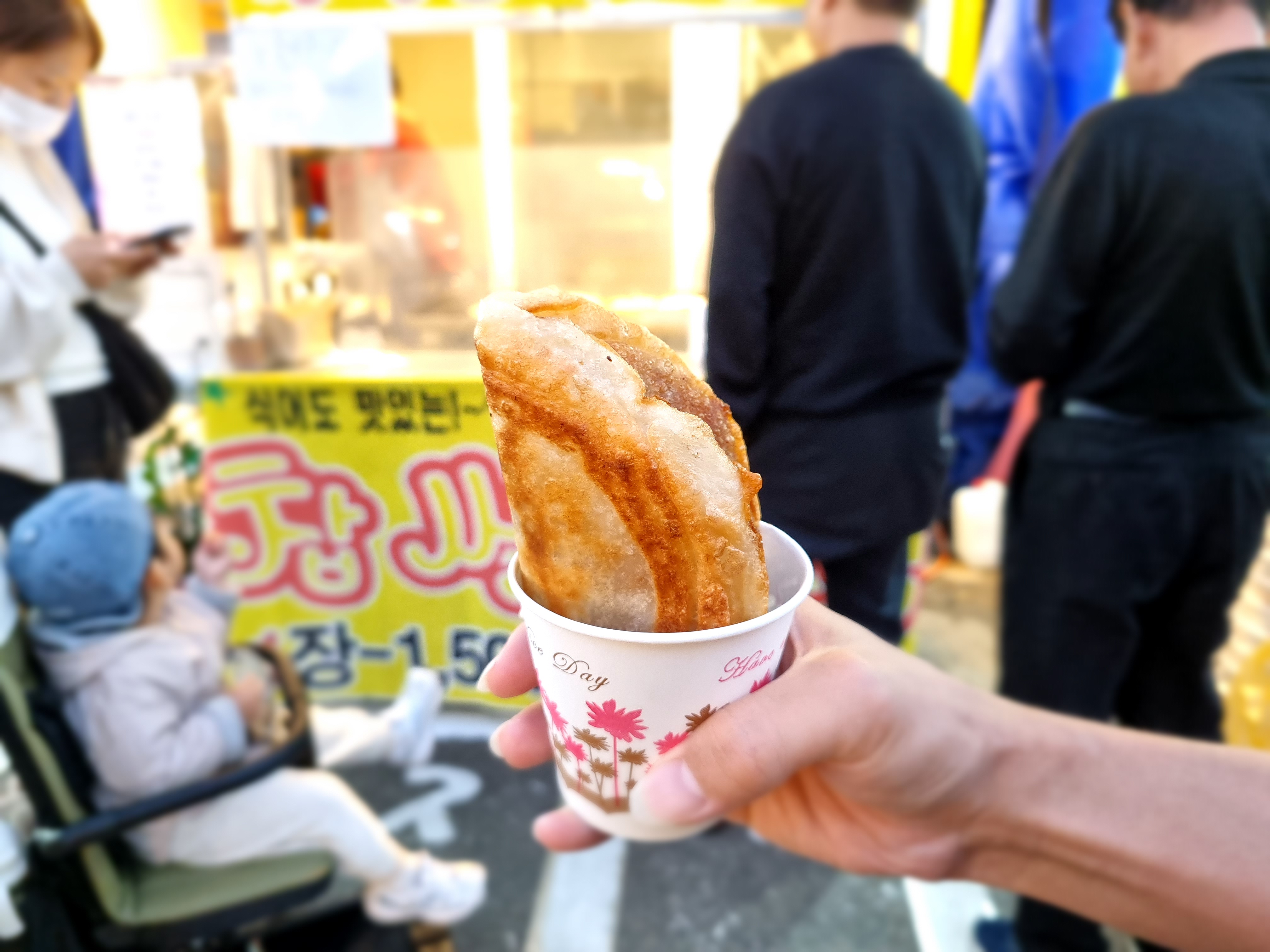 종이컵에 반으로 접어서 담은 호떡