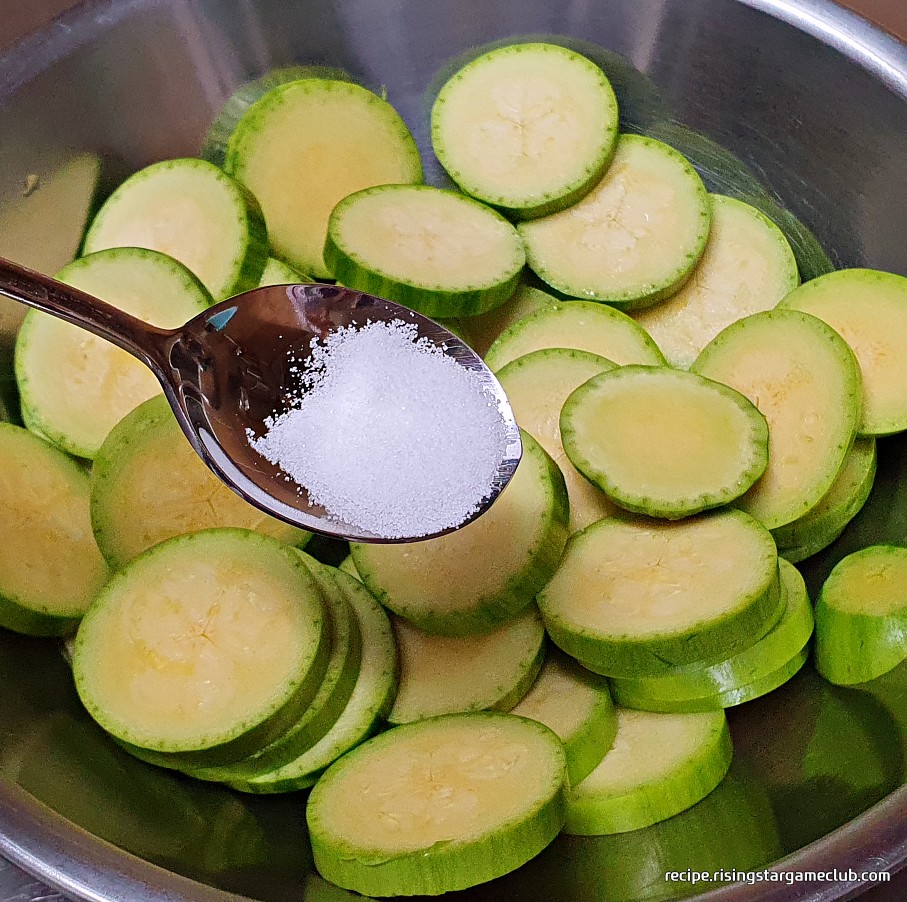 애호박을 썰어서 양푼에 담고 맛소금 1/3T를 넣는 사진