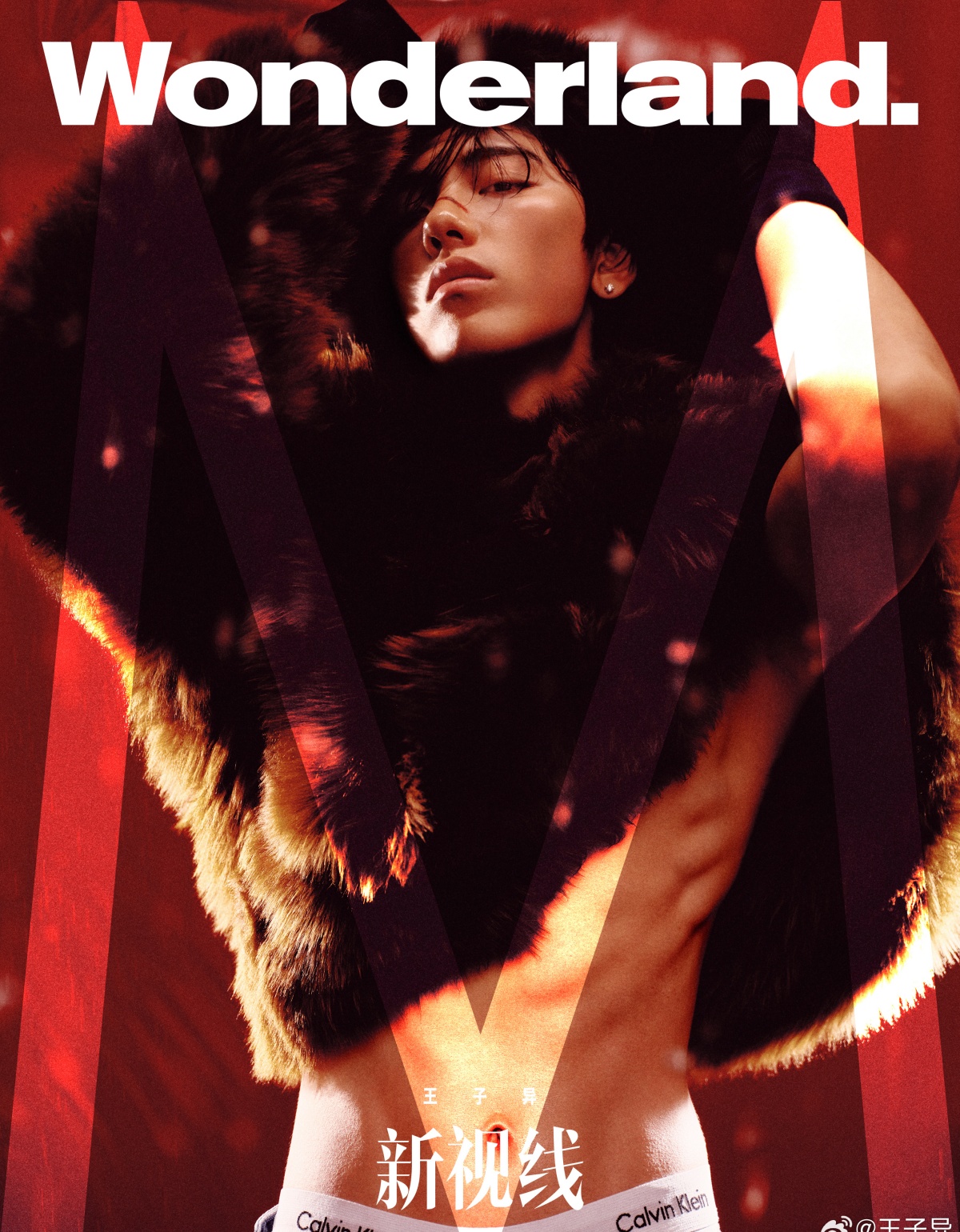 장자이-깃털두르고 있는 화보모습