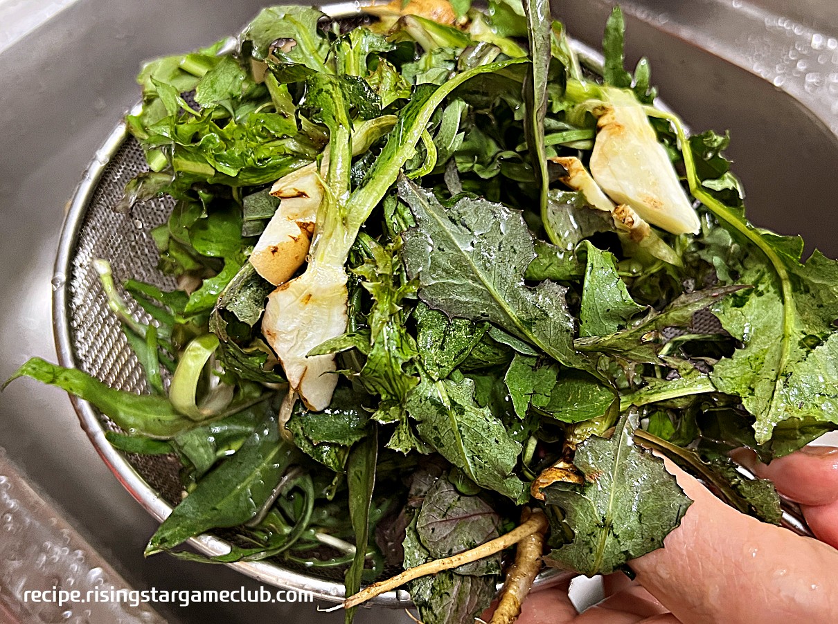 씻은 봄 고들빼기를 채반에 물 빼는 사진