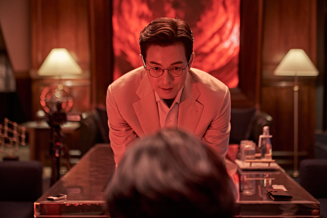 정성일 배우님이 뜷어지게 바라보는 모습