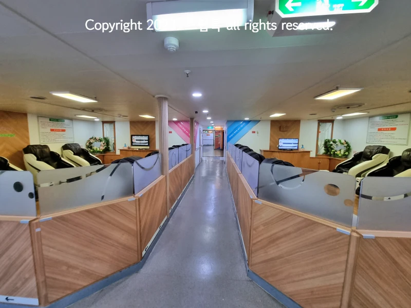 복도가 가운데 있고 양쪽으로 안마의자가 쭉 설치되어 있다.