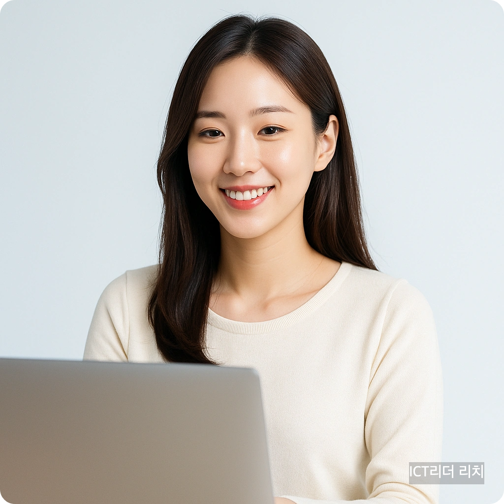 노트북 앞에서 미소 짓는 젊은 여성의 클린 썸네일