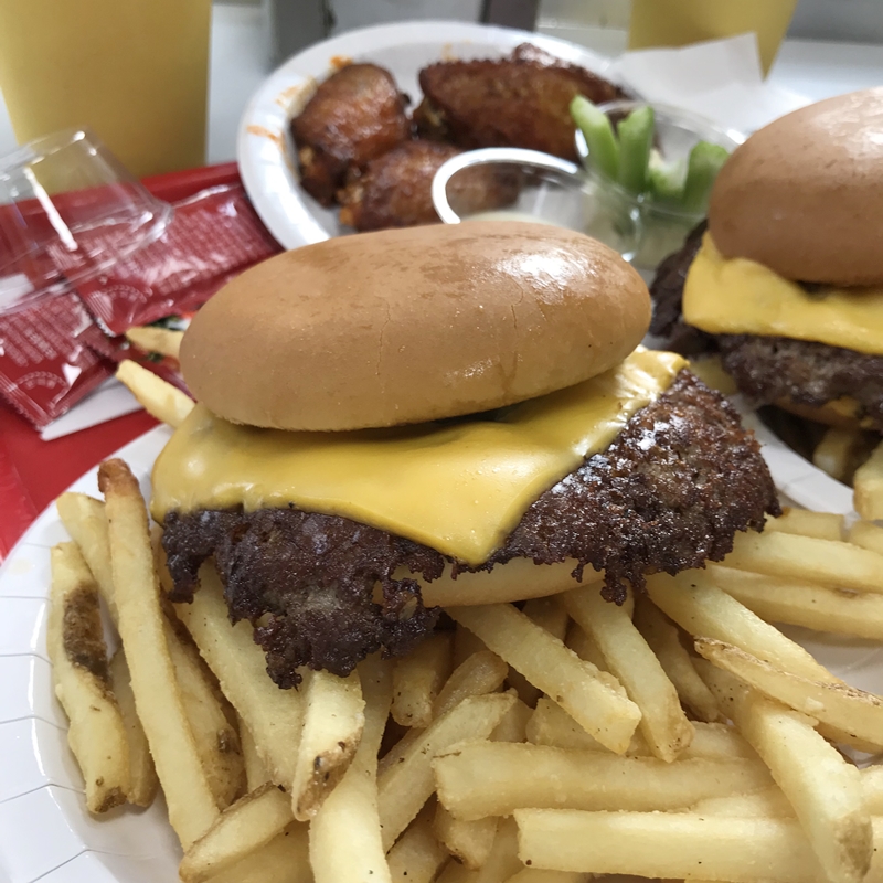 클래식 치즈버거 (CLASSIC CHEESE BURGER)