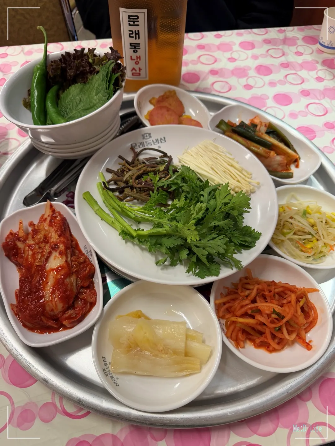 평택-문래동냉삼-동삭동-기본반찬-고추-깻잎-상추-미나리-팽이버섯-김치-콩나물-묵은지-햄-대파-무채
