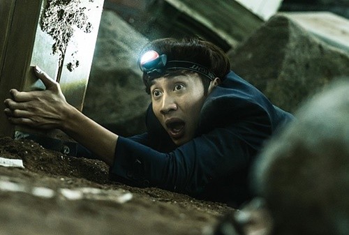 업드려서 놀란표정을 짓는 이광수의 모습