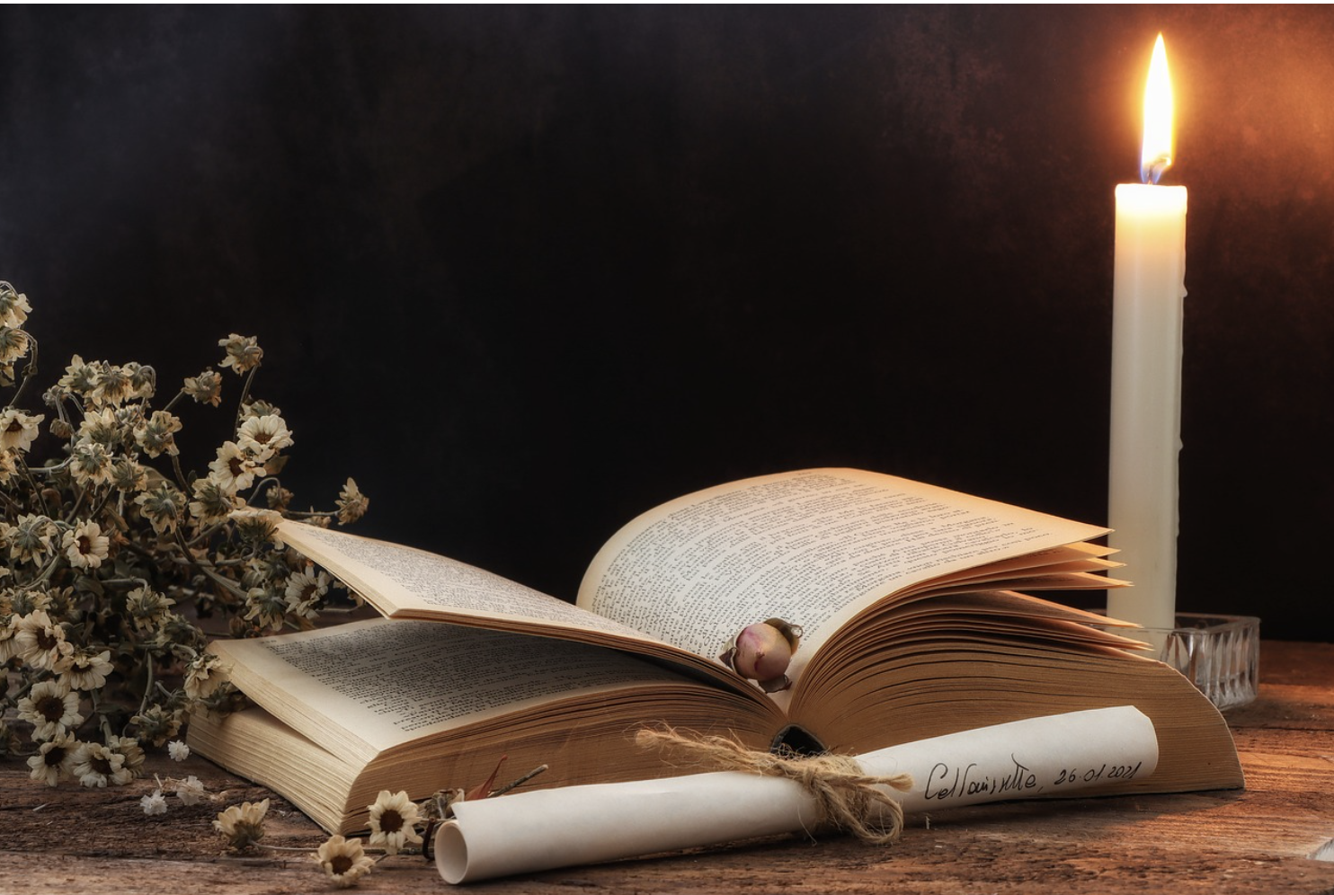 촛불아래 펼쳐진 책