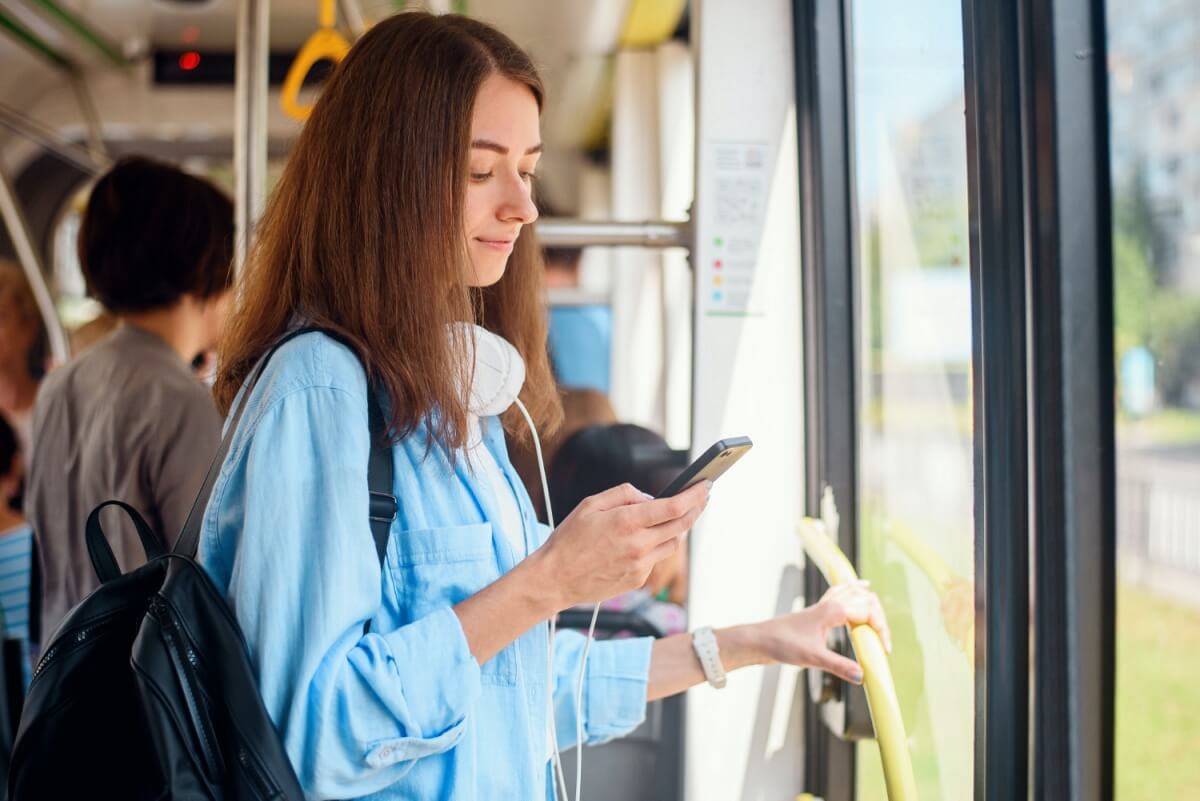 버스에서-휴대폰을-하는-여성