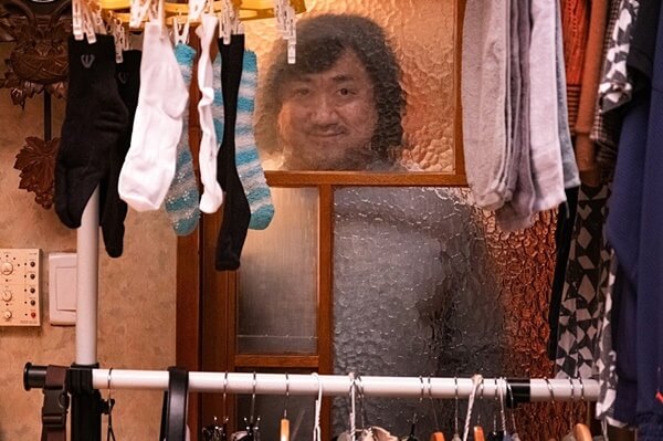 창문 뒤 마동석
