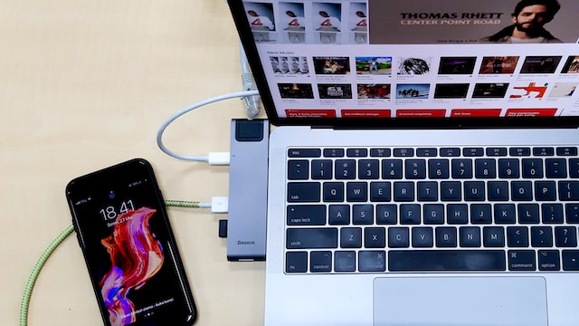 충전하는 노트북