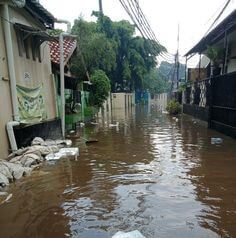 홍수로-주택가-골목길에-물이-가득-차올라-넘실대는-모습