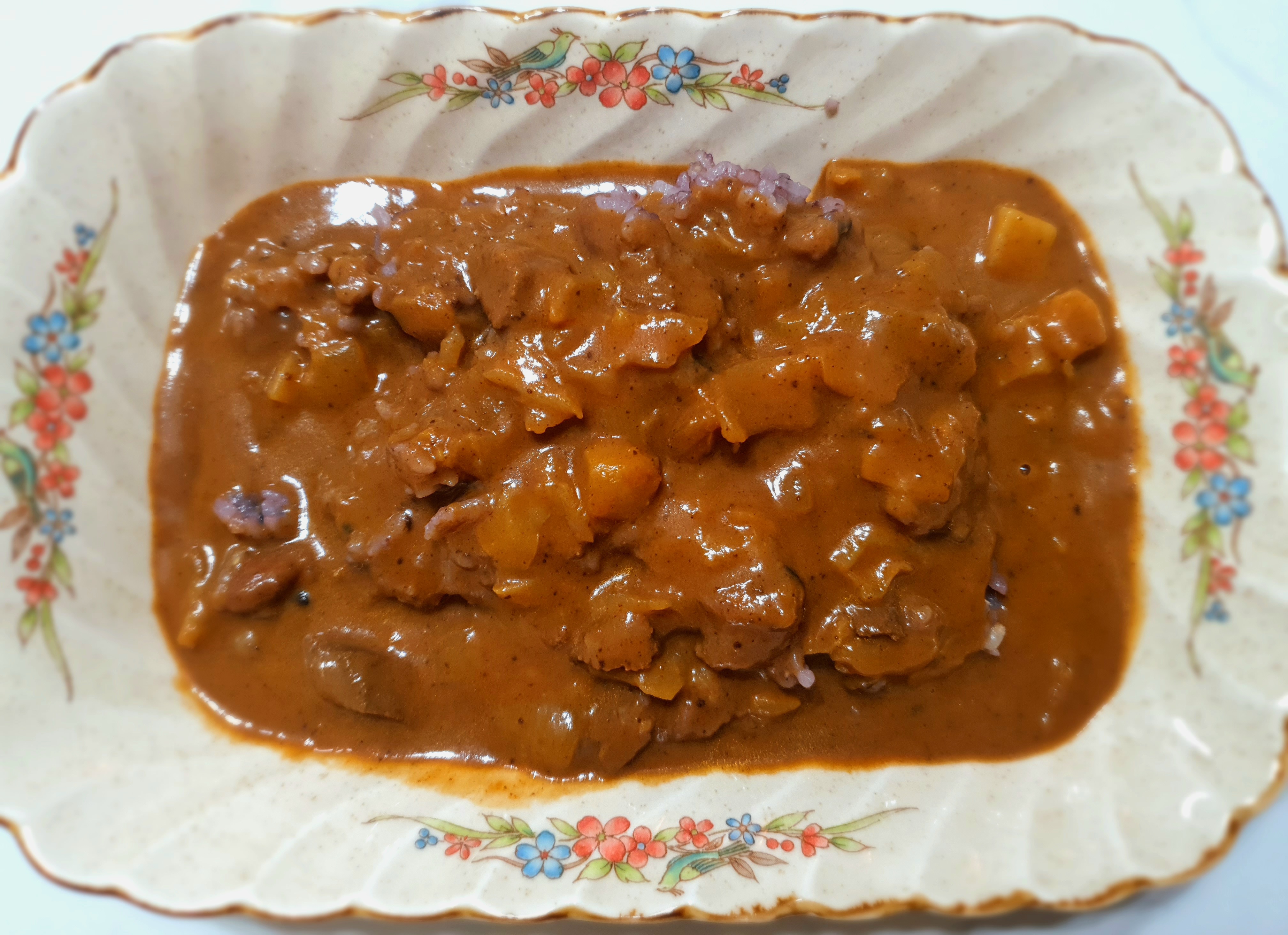 밥에-부은-카레-사진입니다.