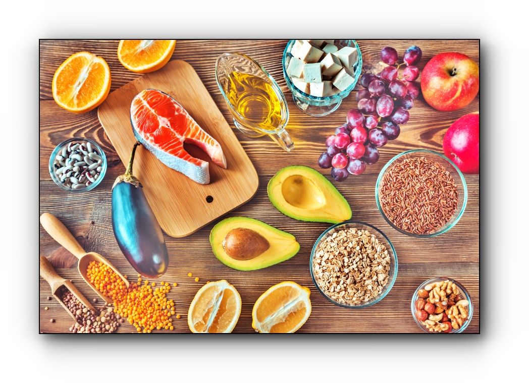 콜레스테롤 낮추는 음식들이 식탁에 놓여져 있다.