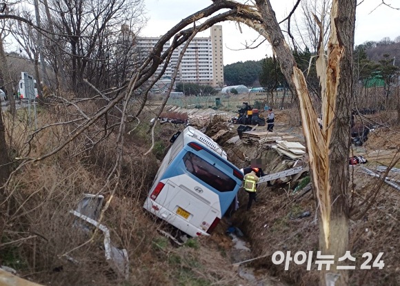 119구급대원들이 사고 현장을 수습하고있다 [사진=천안동남소방서]