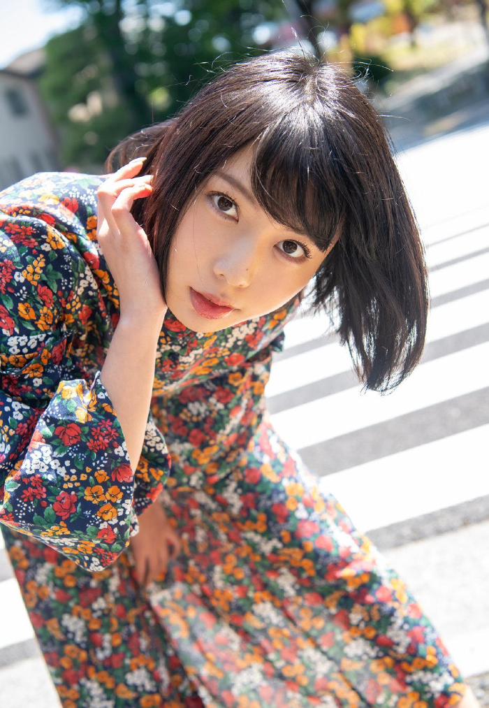 머리를 넘기는 야스이 카오루