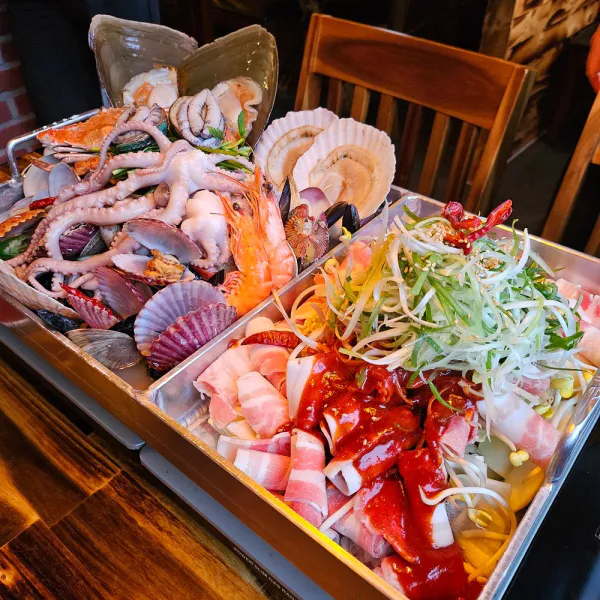 생생정보 대결 맛 대 맛 철판 삼겹살 해물 전골 vs 철판 오겹살 수육 한 상 음식점 위치