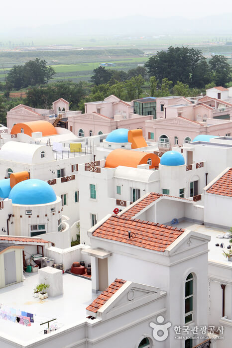 아산 지중해마을에서 마주하는 색채의 거리와 공간이 만들어내는 시각적 체험의 깊이