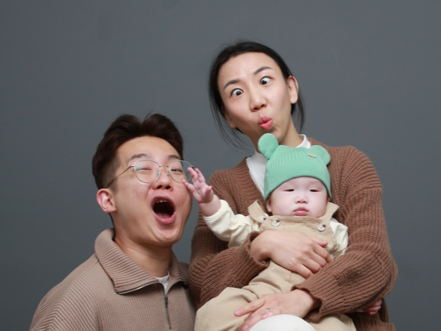 장난스러운 표정으로 카메라를 바라보는 세 가족, 사랑스럽고 유쾌한 밍밍솔 가족의 일상 사진