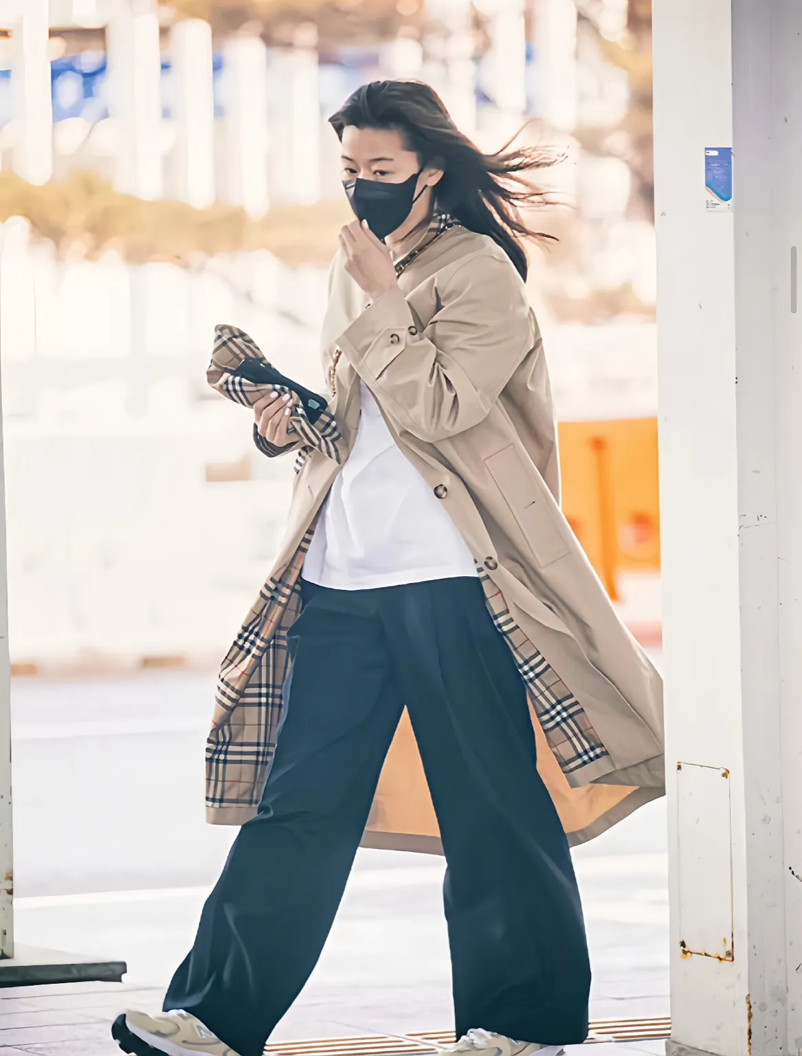 버버리 트렌치코트, 정은채 전지현 버버리 공항패션, 전지현 트렌치코트, 버버리 롱 캐슬포드, 버버리 캐슬포드 오버사이즈, 버버리 캐슬포드 레귤러핏, 2025 FW 공항패션, 공항패션 스타일링, 트렌치코트 비교, 트렌치코트 코디법, 트렌치코트 추천, 셀럽 트렌치코트, 버버리 공식몰, 버버리 나이트 아크백, 셀럽 패션 분석, 여자 트렌치코트 코디, 여자 공항룩