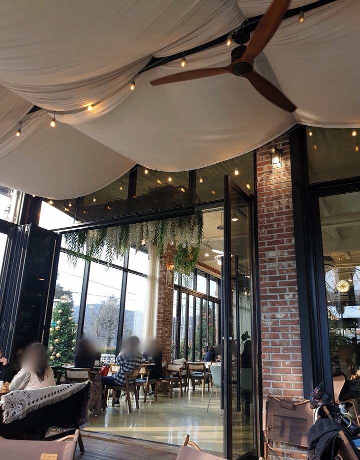 숲속의제빵소의-층고가-아주-높은-것을-확인할-수-있다