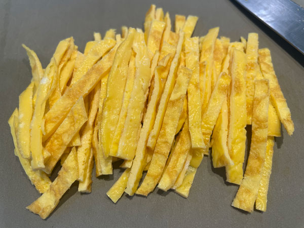 떡국 고명 준비 - 계란 지단