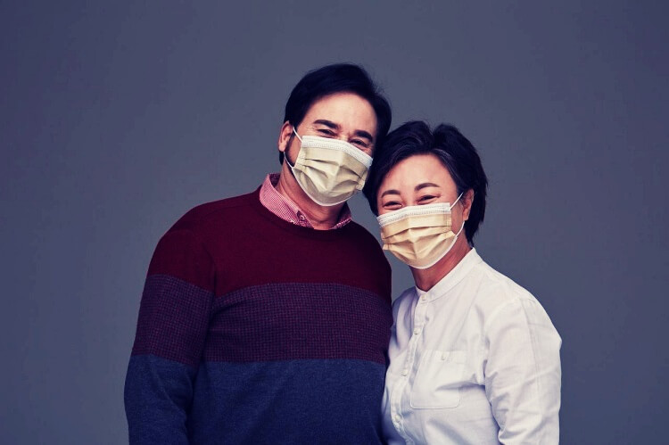 웃고있는-중년-부부