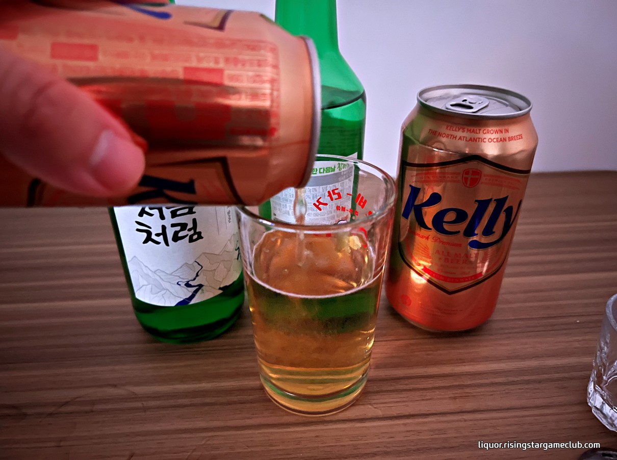 하이트진로 켈리 Kelly 와 처음처럼으로 소맥을 만드는 사진