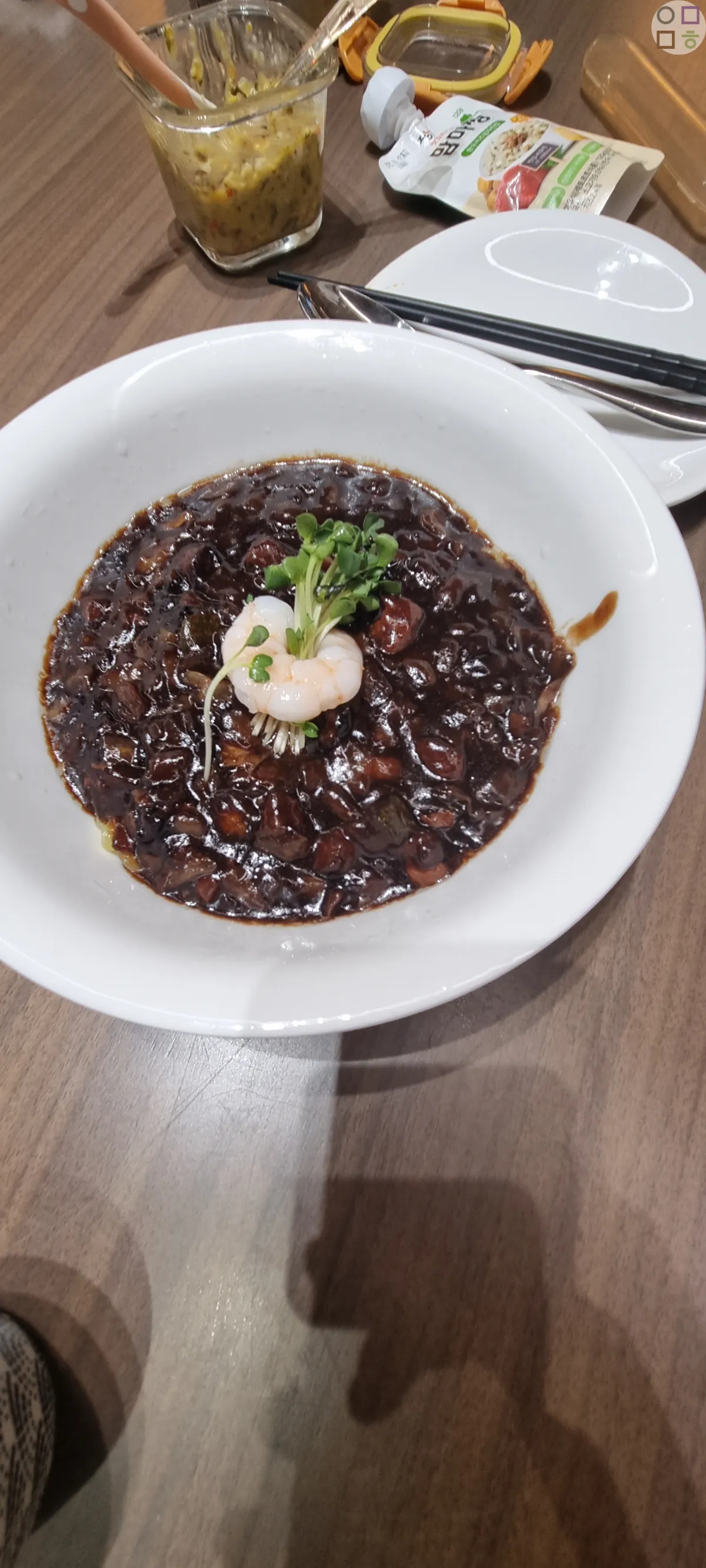 짜장면-새우-무순-이쁘게-담긴-모습