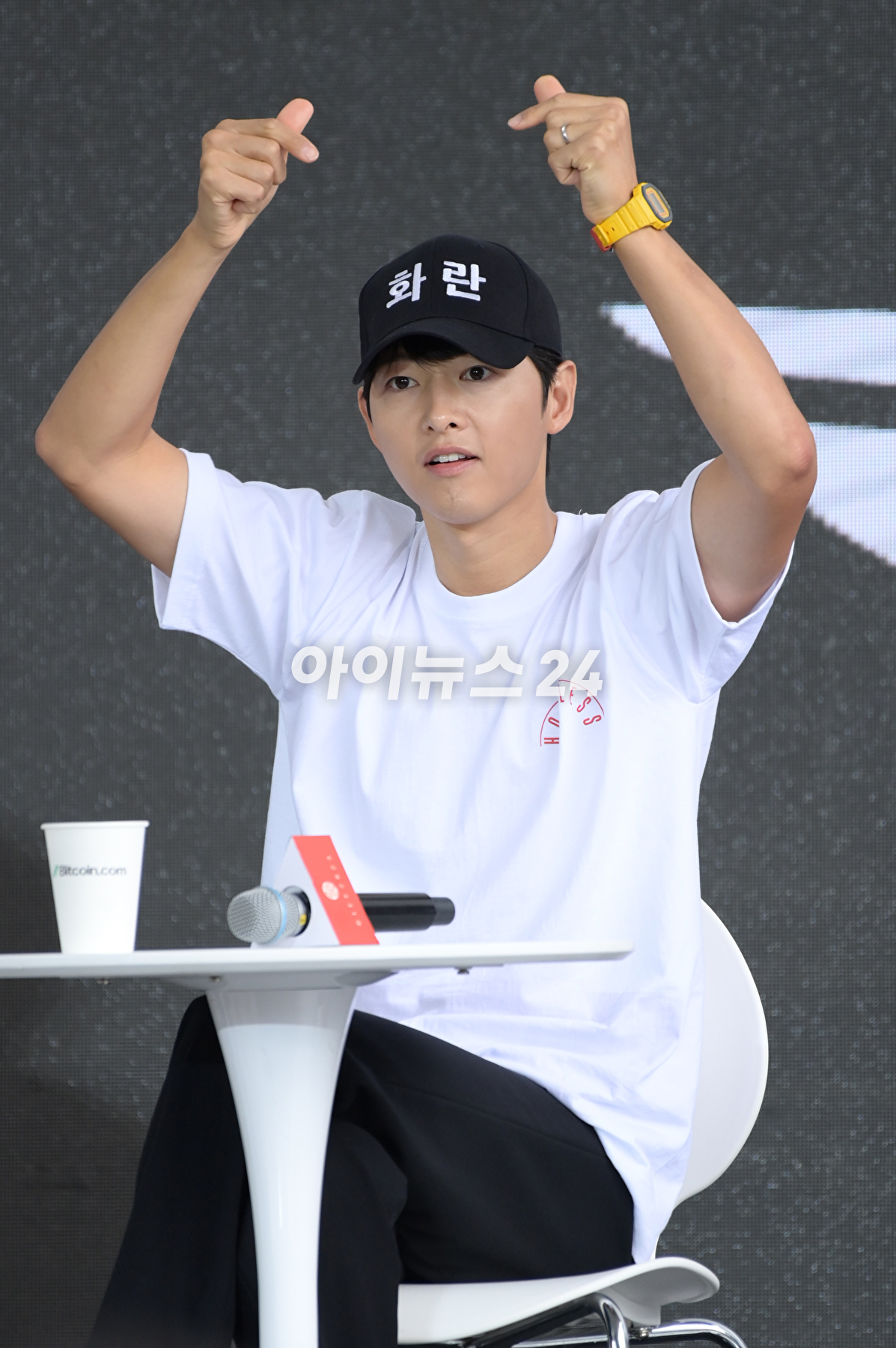 배우 송중기가 7일 오후 부산광역시 해운대구 영화의전당에서 진행된 제28회 부산국제영화제 &#39;화란&#39; 오픈토크에 참석하고 있다. [사진=정소희 기자]