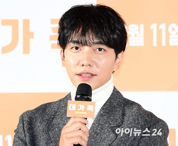 가수 겸 배우 이승기가 영화 '대가족'(감독 양우석) 제작보고회에 참석하고 있다. [사진=정소희 기자]