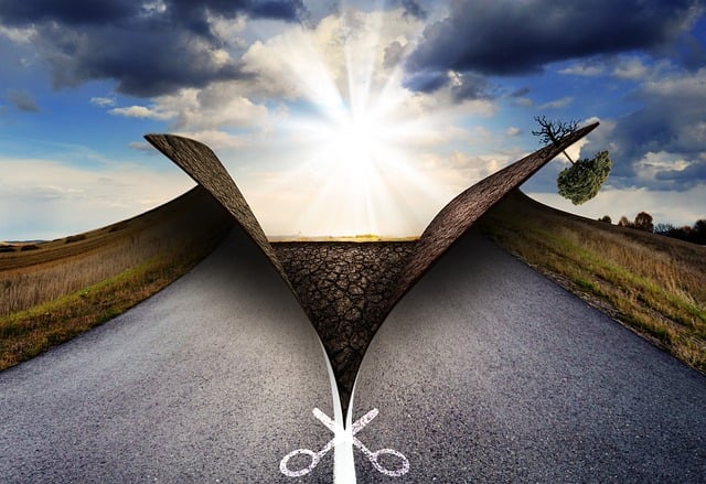 지반 침하로 갈라진 도로와 지하 공간 표현 이미지