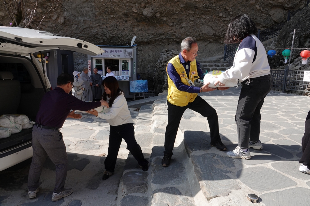 마이산 탑사, 붓다봉사단이 전한 자비의 쌀 1,000kg을 운반하고 있다