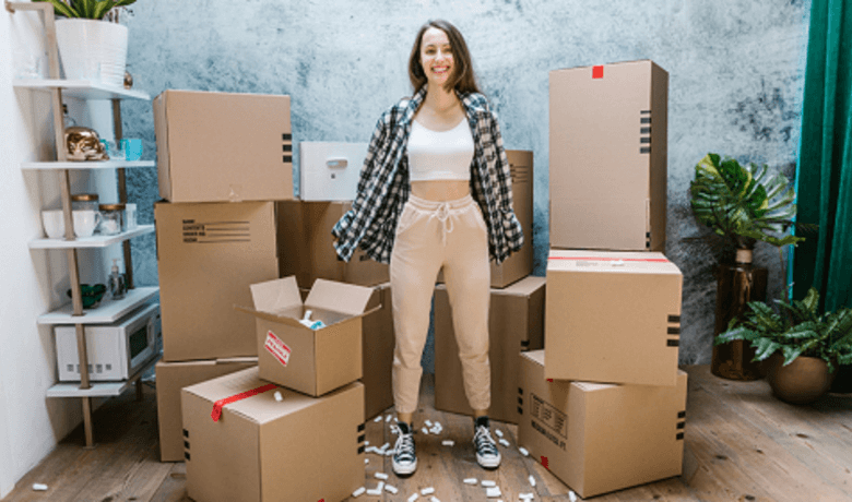 택배박스 사이에 서있는 여자