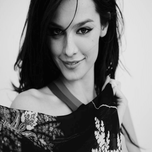 예쁘게-웃고-있는-케이티-루이스-사운더스