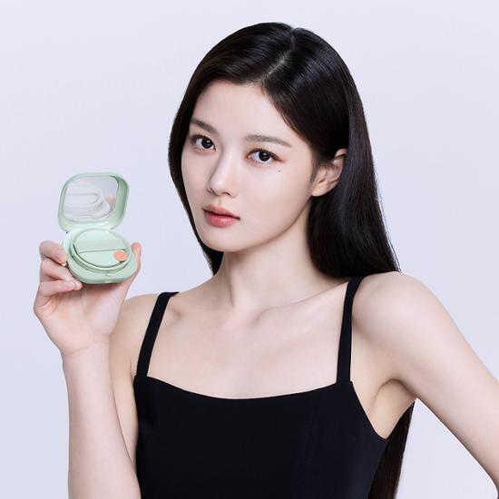 여성모델이 들고있는 쿠션팩트