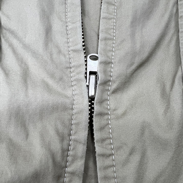 지퍼를 올렸으나 위 아래가 벌어지는 사진