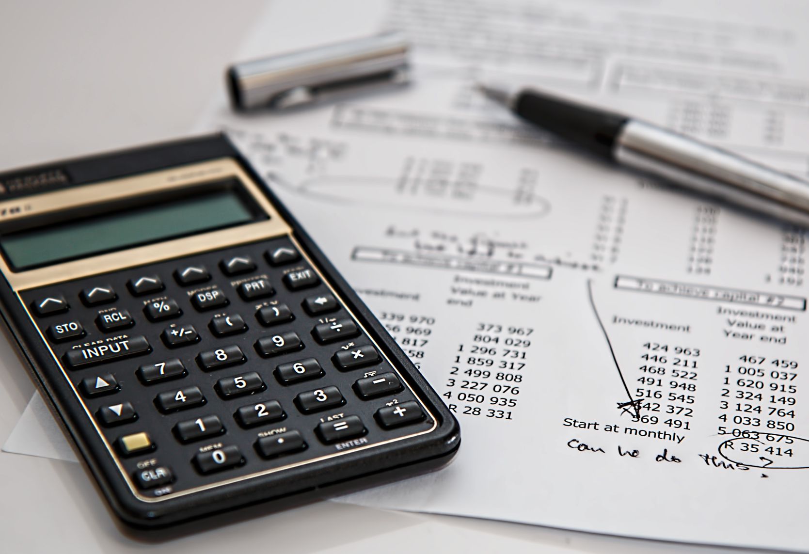 종이 위에 계산기가 올려져 있다