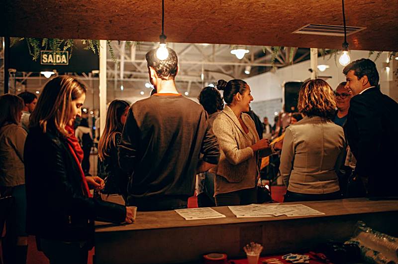 많은-사람들-사이에-서있는-한-여성의-모습