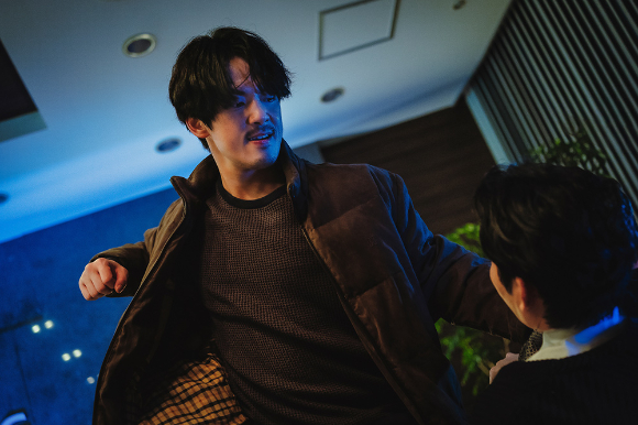 배우 김정현이 영화 '비밀'(감독 임경호, 소준범)에서 동근 역을 맡아 열연을 펼치고 있다. [사진=㈜영화특별시SMC]