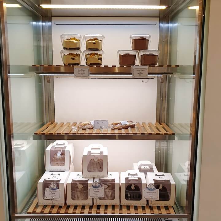 베이커리블레어-카운터-건너편에는-케이크와-구겔호프가-냉장진열대에-놓여져있다